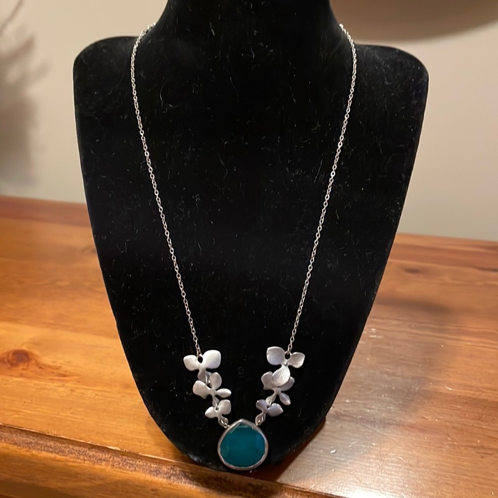 Emerald Green Onyx with Orchid Flowers Necklace